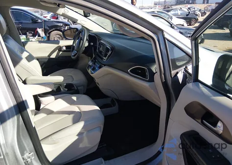 2021 Chrysler Voyager Lxi z USA, uszkodzony, nr VIN 2C4RC1DGXMR506474